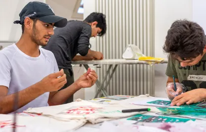 Junge Freiwillige bei einer Aktivität mit Jugendlichen