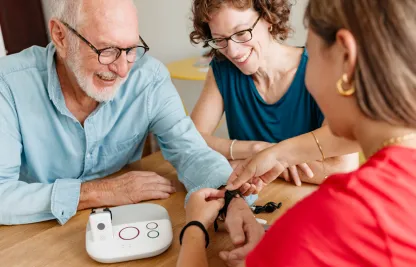 Eine Rotkreuz-Beraterin erklärt den Notruf