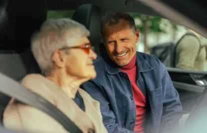 Ein freiwilliger Fahrer und ein Fahrgast im Auto.