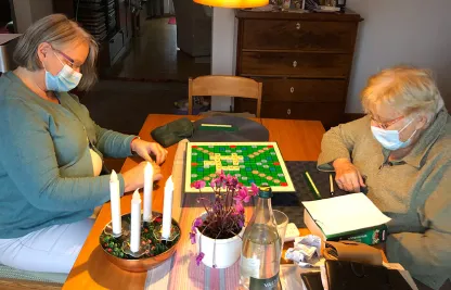 Ein Rotkreuz-Duo-Tandem spielt gemeinsam ein Spiel