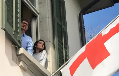 Hiba und Matthias von Perspektive Arbeit blicken aus dem Fenster des Arbeitsraums beim Roten Kreuz